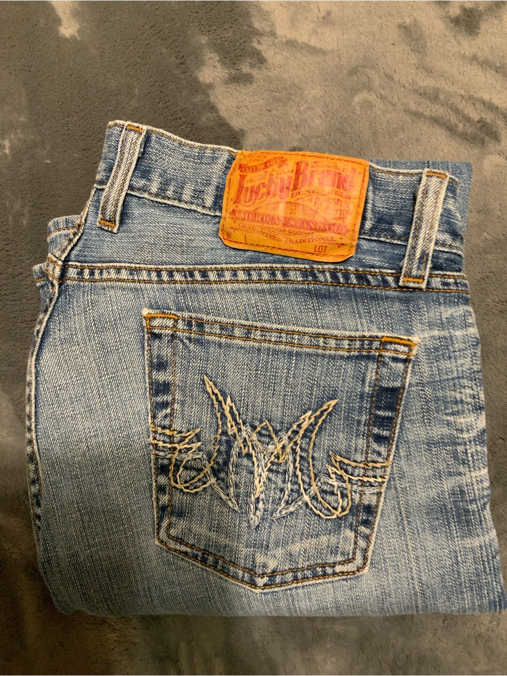 Lucky Brand Women’s Light Blue Straight Jeans with Embroidered Back Pocket